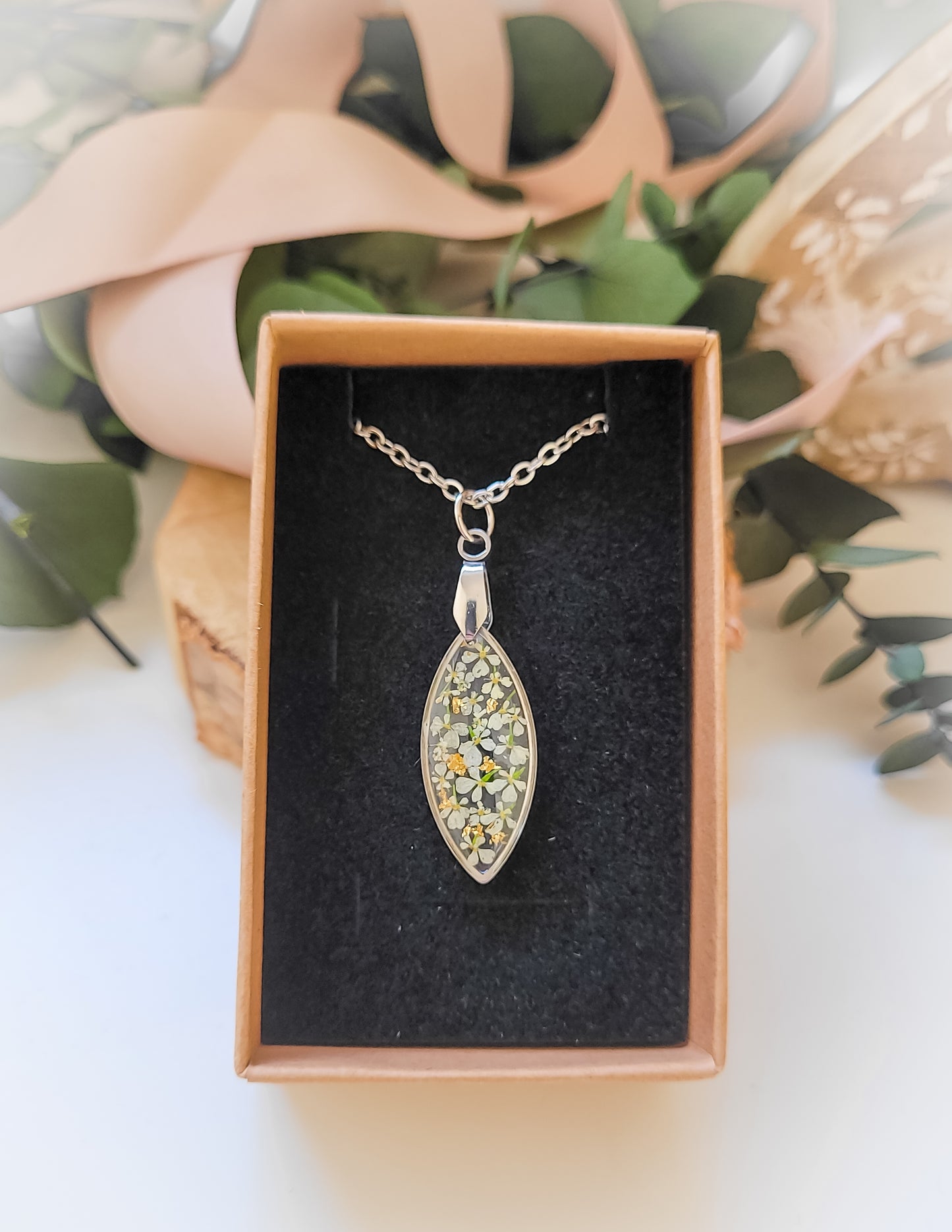 Collier white Leaf