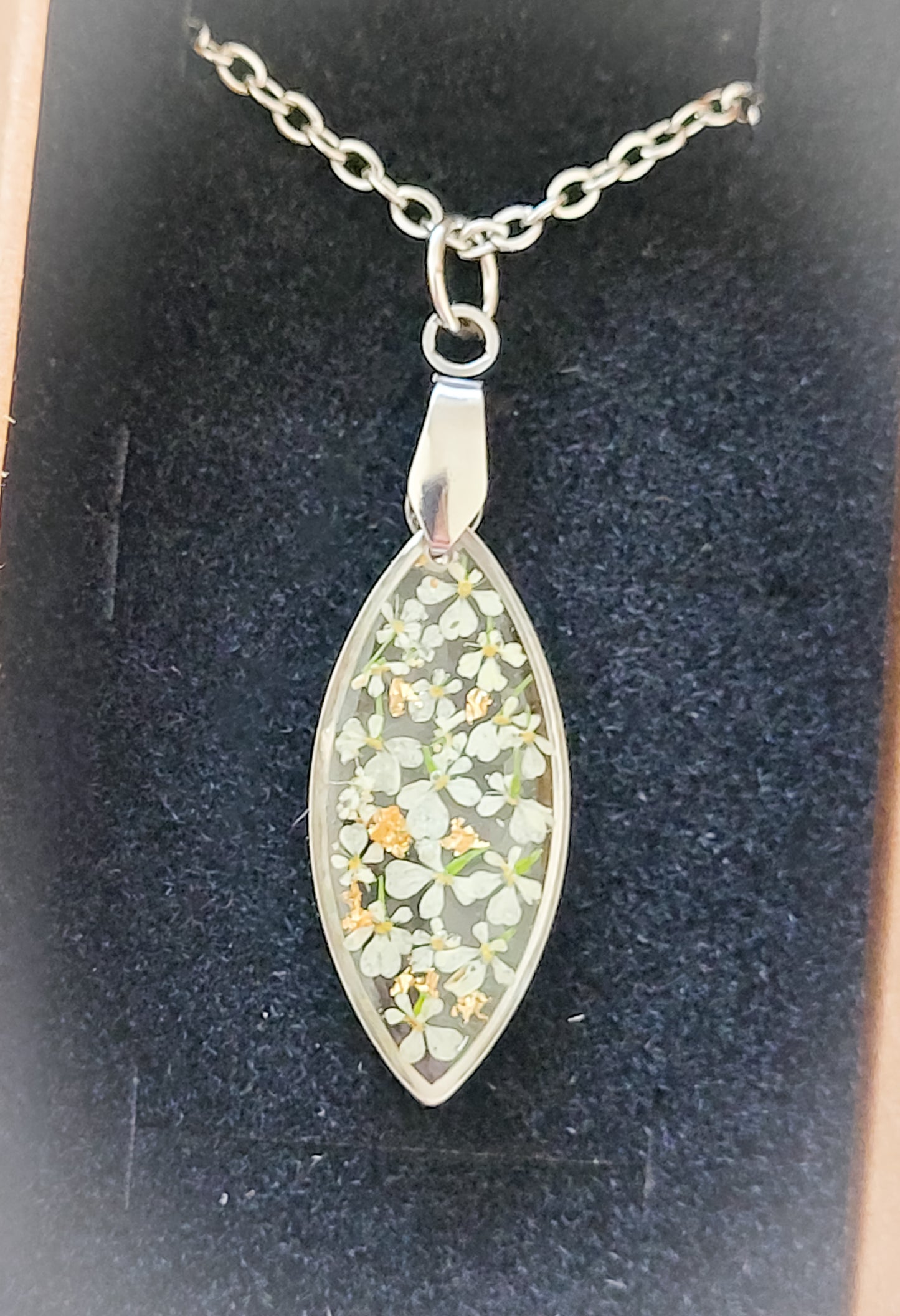 Collier white Leaf