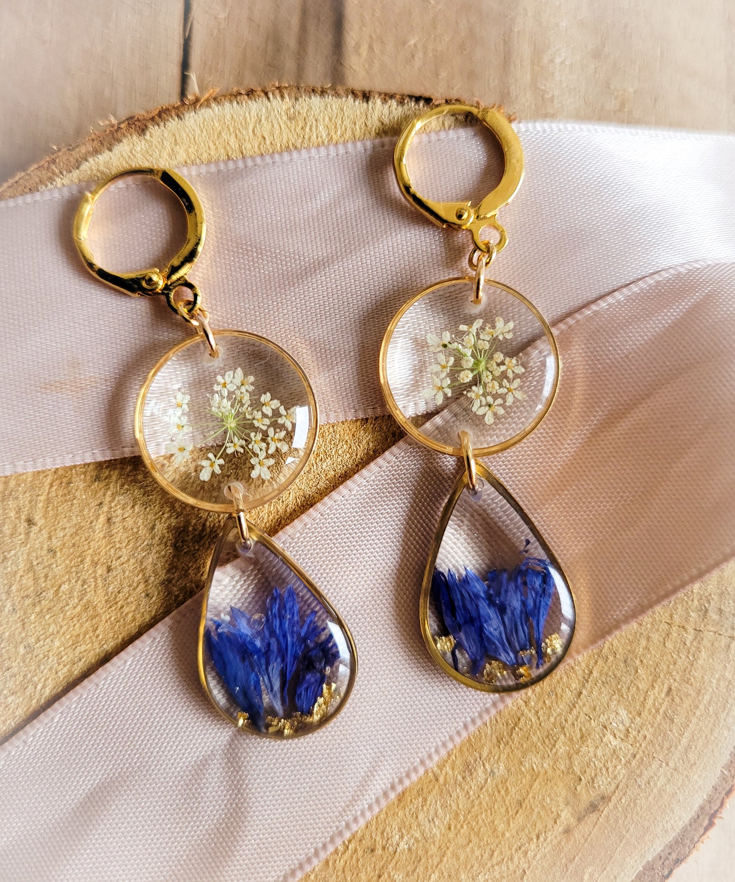 Boucles bleuet et dentelle de la reine Anne