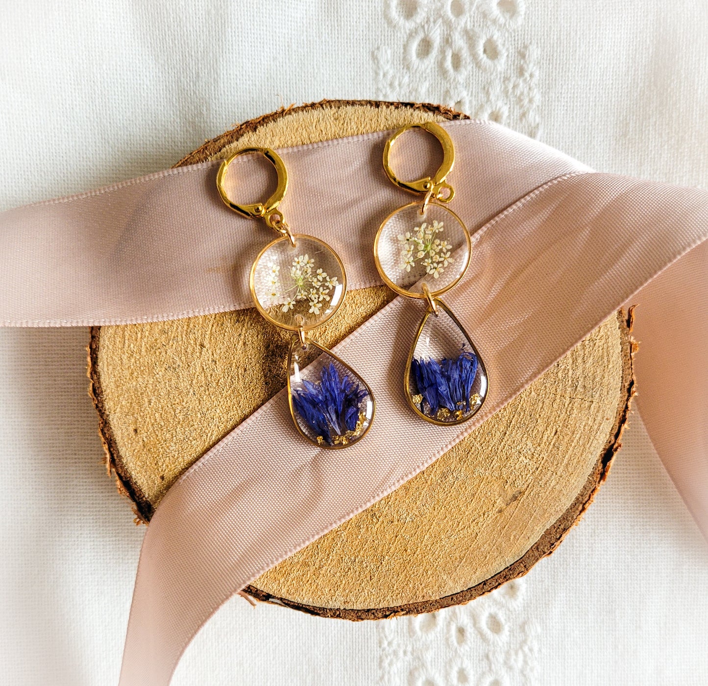 Boucles bleuet et dentelle de la reine Anne