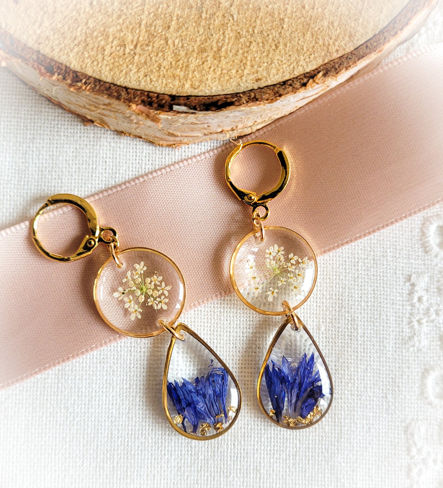 Boucles bleuet et dentelle de la reine Anne