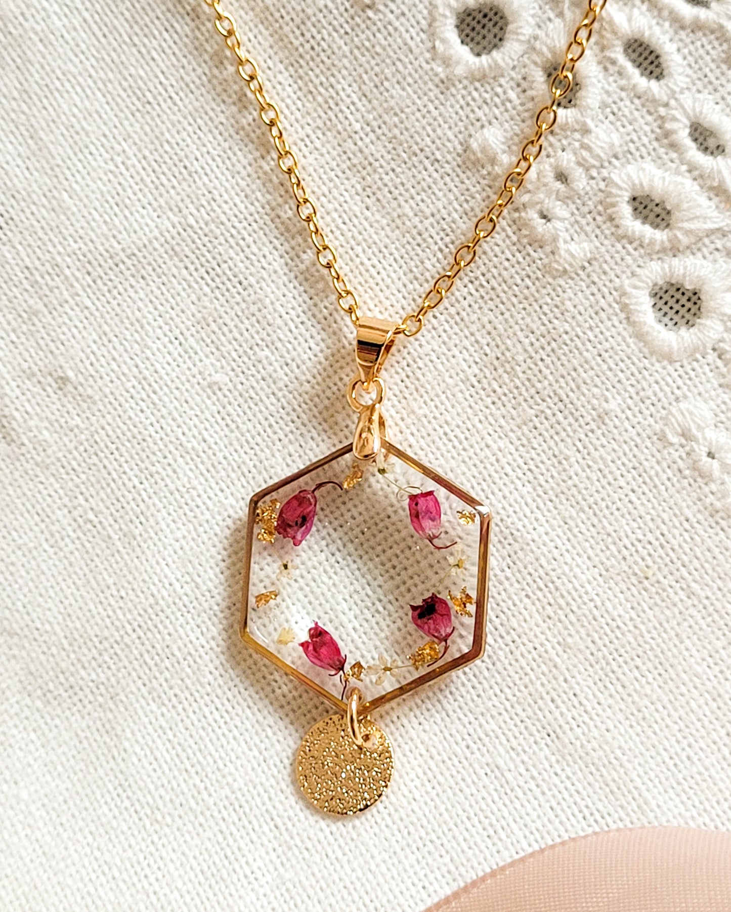 Collier hexagone bruyere et dentelle