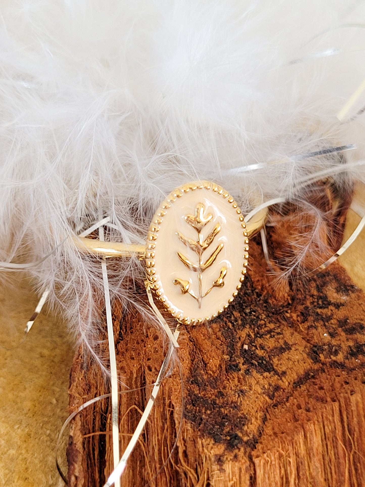 Nude lily ring