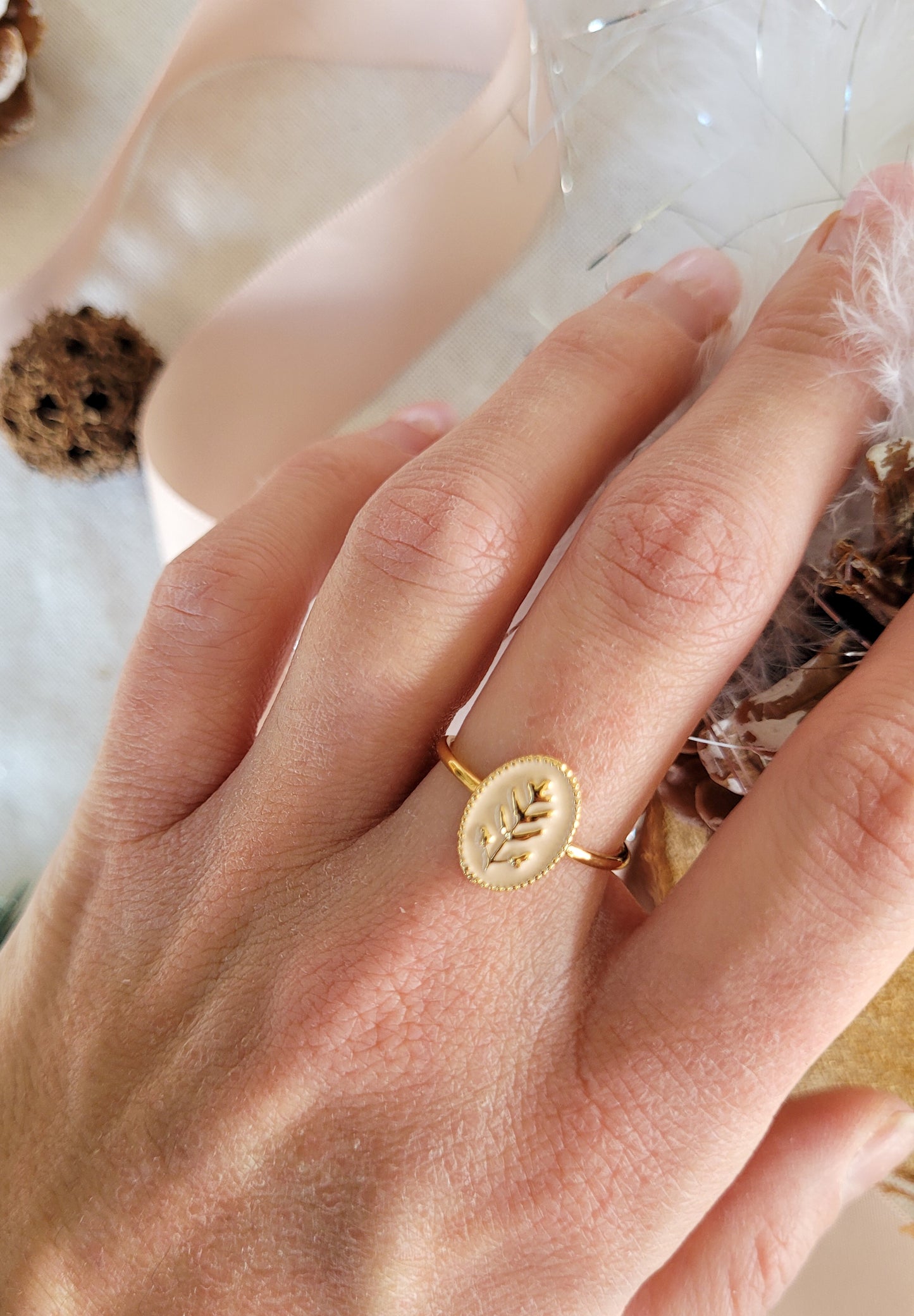 Nude lily ring