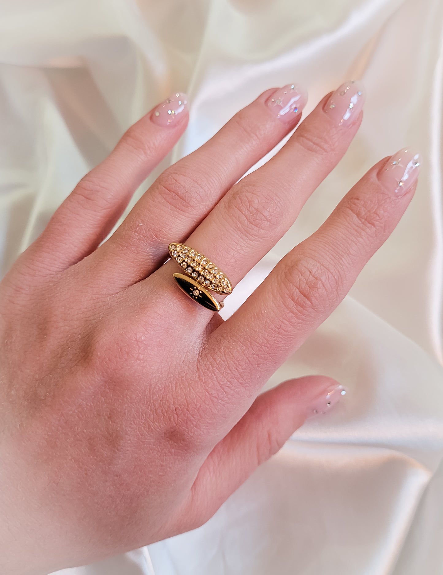Bague doré portée
